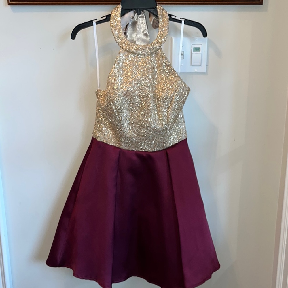 9/10 jr dress in perfect shape. Worn once to a wedding only.